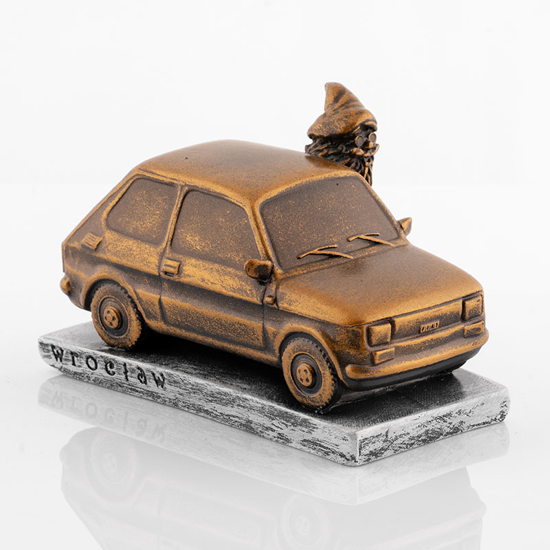 Krasnal z samochodem Maluch