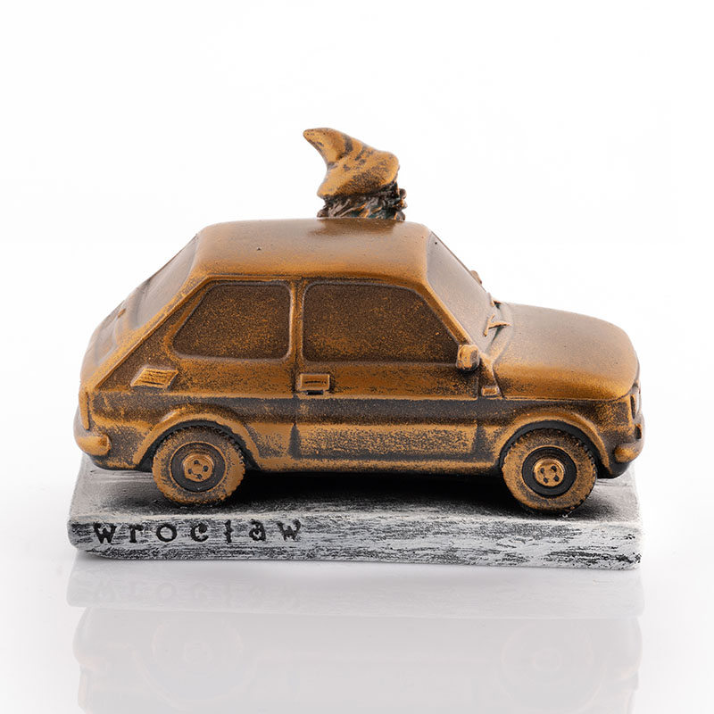 Krasnal z samochodem Maluch