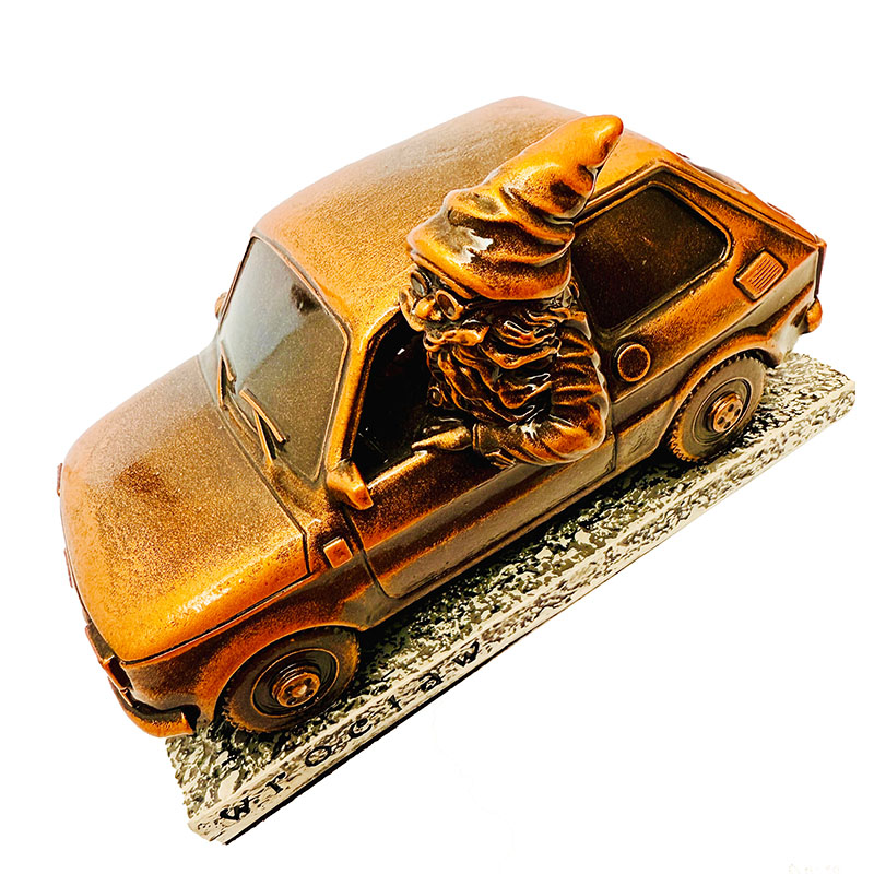 Krasnal z samochodem Maluch